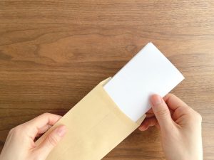 封筒に貼る切手はいくら?